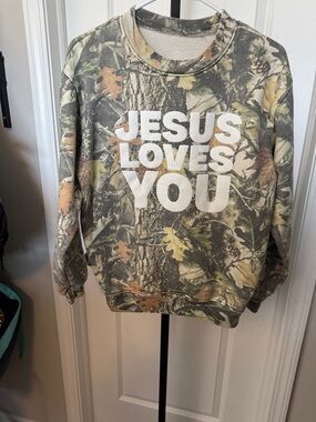 Camo "Jesus Loves You" Graphic Crewneck Sweatshirt